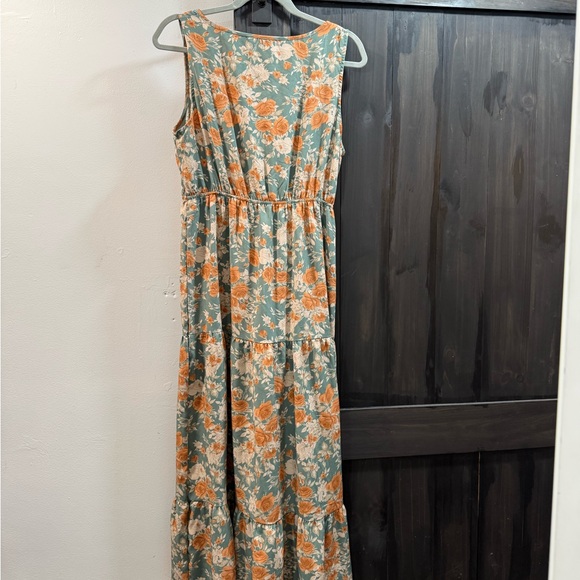 SHEIN Green, Cream and White Sleeveless V-neck Maxi Sundress - Picture 2 of 5